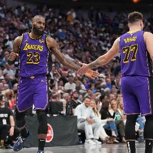 名记：詹姆斯与管理层和队友的沟通一切正常 没有想离开的迹象