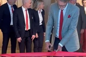 曼联卡灵顿训练基地翻新后今日正式启用，拉特克利夫爵士剪彩